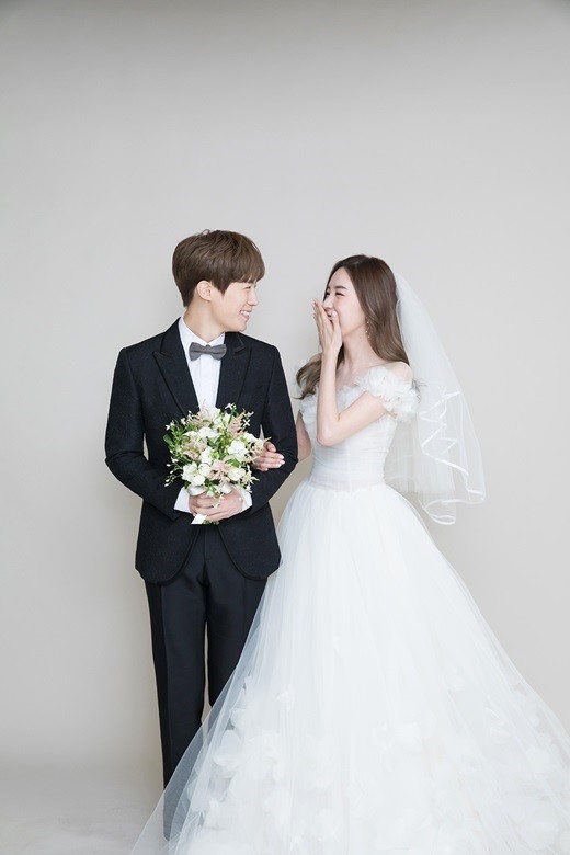 37岁简美妍婚纱照公开,牵手小三岁演员未婚夫甜蜜对视