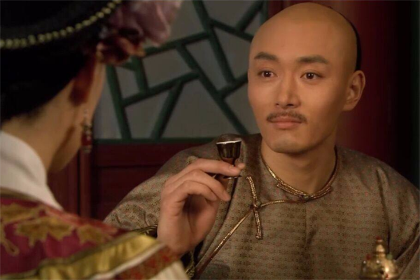 甄嬛传果郡王死后甄嬛摔坏了腿为何要盖一床红被子