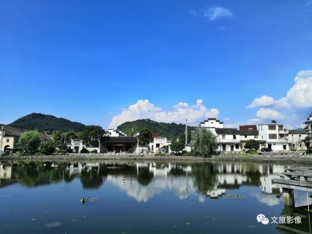 从村口牌楼进入古村,走过大礼堂就能看见申屠氏宗祠.