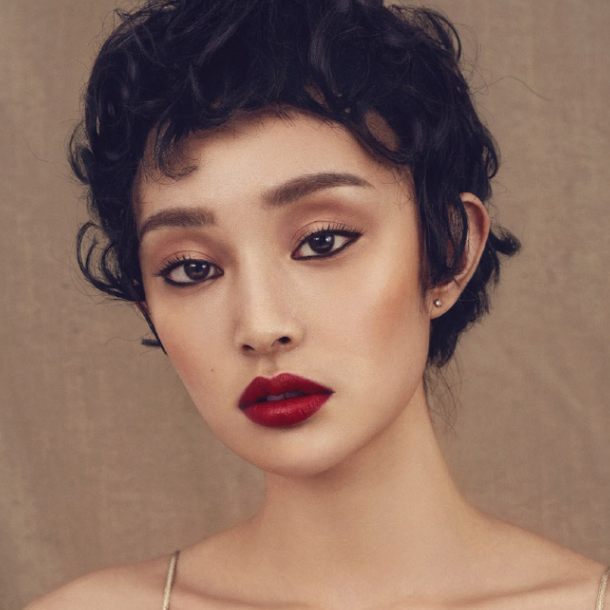 盖玥希优雅气息,复古冷艳红唇写真图片