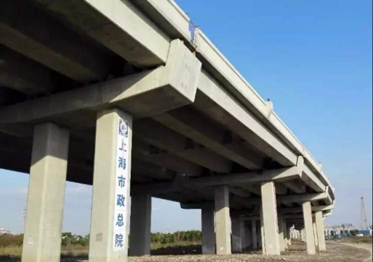 首次在盖梁中全面采用高挡块构造和深埋锚新工艺