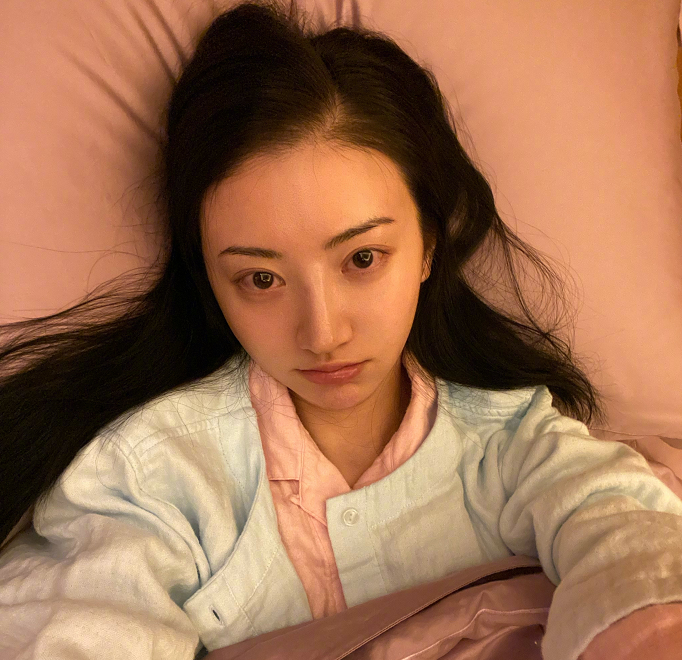 景甜微博晒素颜照,看清她的状态后粉丝们瞬间炸锅:果然女星都是漂亮着