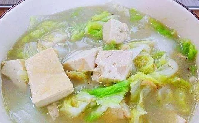 白菜炖豆腐是一道菜品,制作原料有豆腐(北,大白菜等.