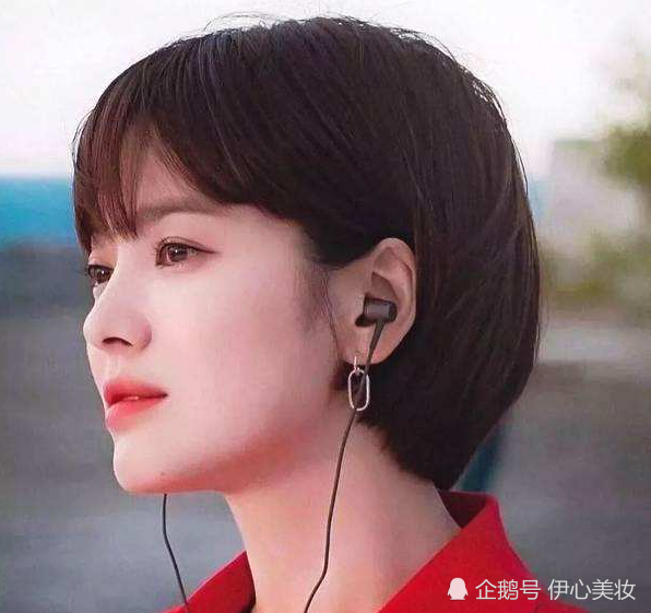 女人过40岁后,尽量不要黑长直,试试4款时髦发型,洋气又减龄