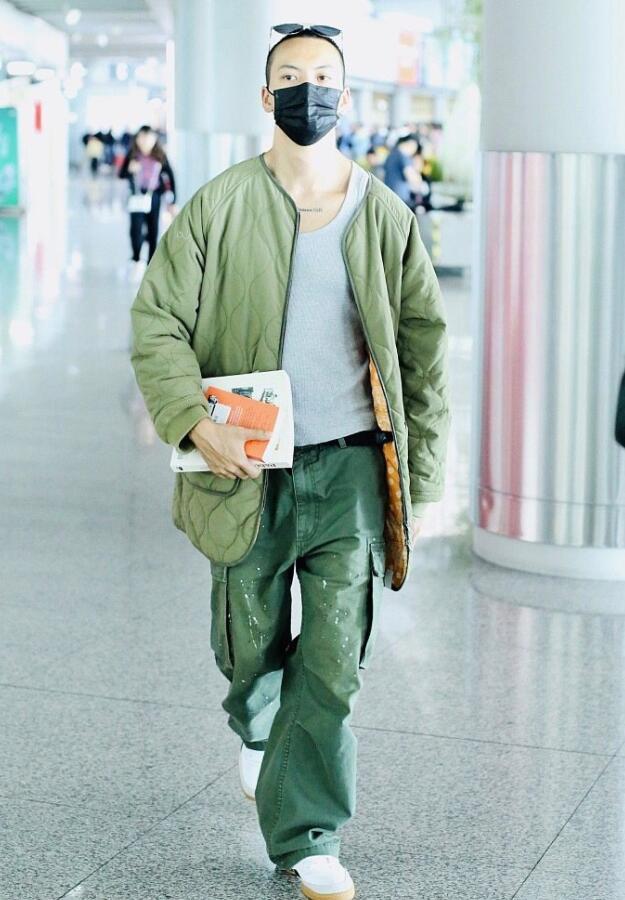 陈伟霆小背心绿棉袄再来一本推理小说,很随性!初中生v背心图片