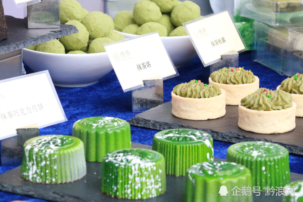 在现场抹茶产品展示会上,制作精美的抹茶美食,深受"抹茶控"的喜爱.