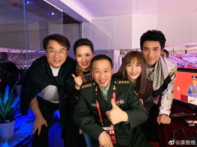 谭维维参加军运会晒众星合影,与成龙王力宏搂肩搭背,成龙表情亮了
