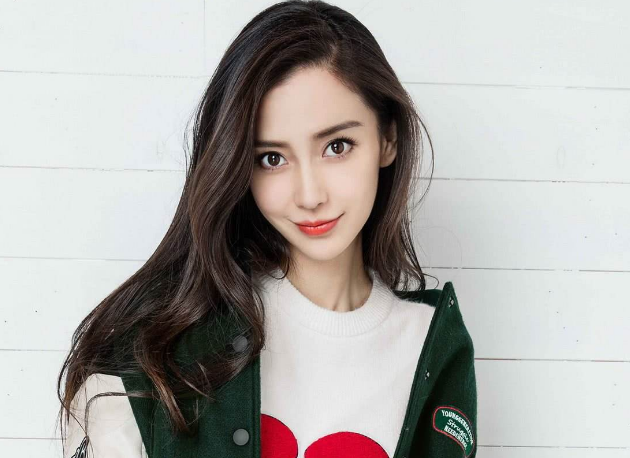 杨颖新写真曝光引网友热议,坐姿霸气十足,却发现这个细节