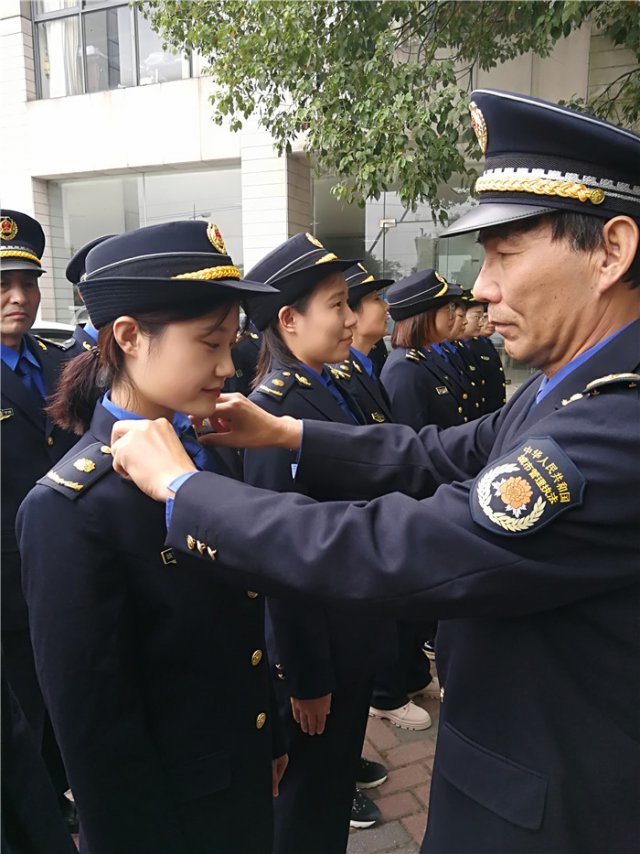 镇江城管执法支队举行协管员换装仪式协管员换上新制服
