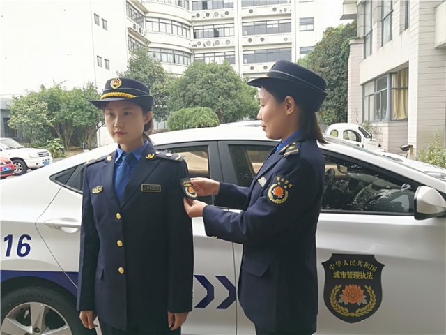 镇江城管执法支队举行协管员换装仪式 协管员换上新制服