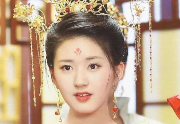 古代女子的梅花妆:章子怡英气,刘诗诗冷艳,看到赵露思,想娶她