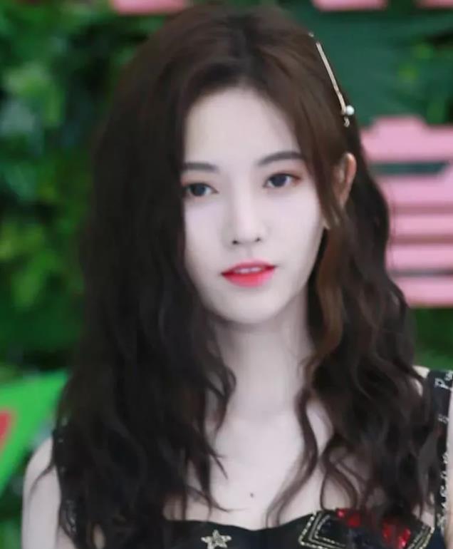 鞠婧祎杨超越都爱大妈头气质羊毛卷才能让你甜美又软萌