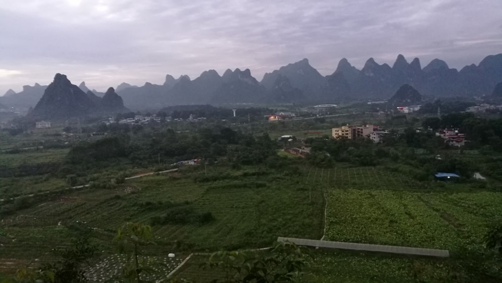 半山悬崖壁上有个庙,没路怎么上,这也是神了,在桂林市郊却很少人知道