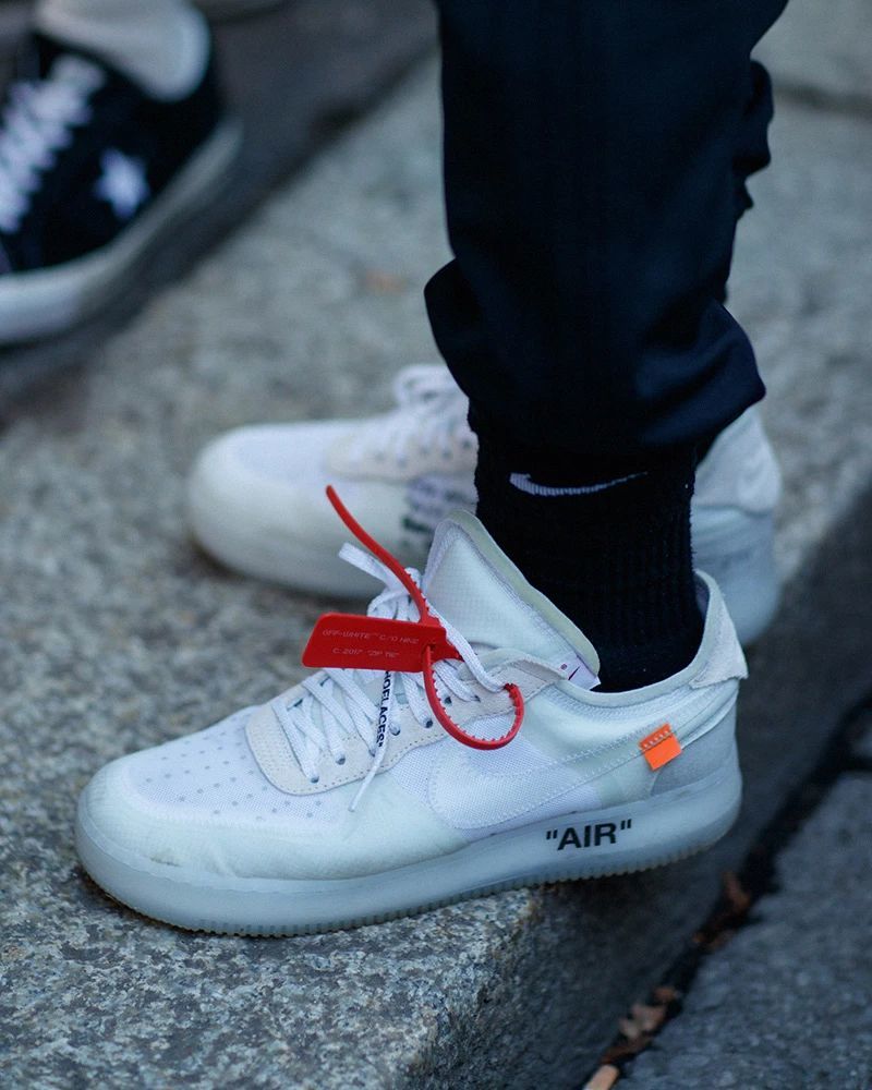 自打 nike x off-white"the ten"的出现,很多人穿上"the ten"都不拆