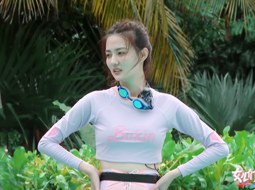 不少网友朋友注意到了徐璐的身材,因为徐璐穿的是泳装,尤其是她的腹肌
