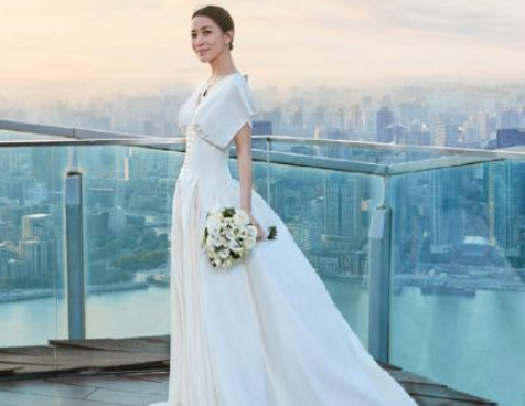 未婚的"新娘,44岁佘诗曼独自穿婚纱拍大片自信美丽!