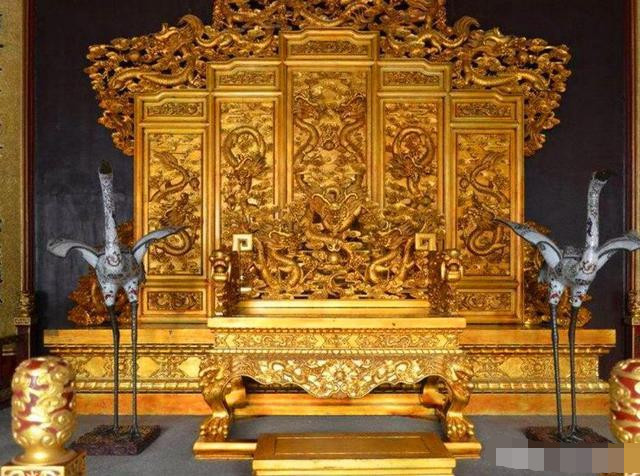 故宫中的龙椅是什么做的?不是黄金,但价值比黄金还要高