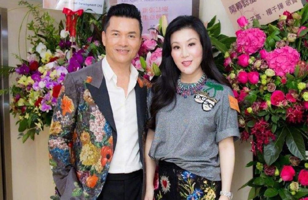 63岁吕良伟近照,隐藏了18年的三婚老婆,原来是我们熟悉的她