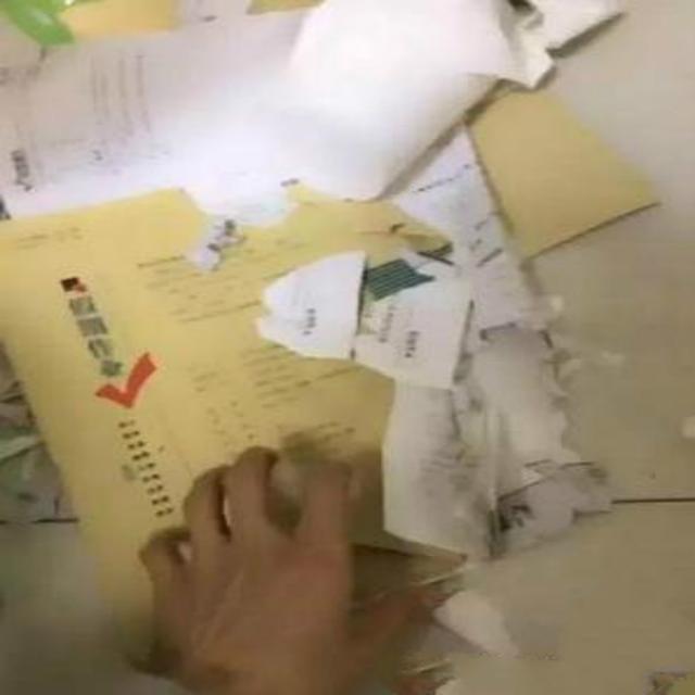 儿子写作业到凌晨,爸爸愤怒撕掉作业本,爸爸:这种作业