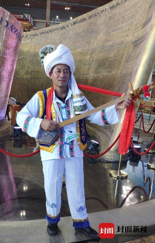 白族传统乐器龙头三弦亮相非遗节 张胜春现场展示祖传制作技艺