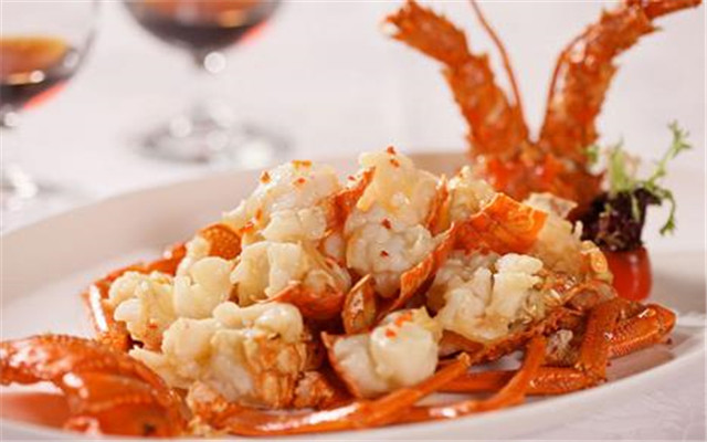 精选美食鲁菜:椒盐大虾,龙虾球,红焖鸡块,酸辣鲅鱼丸子的做法