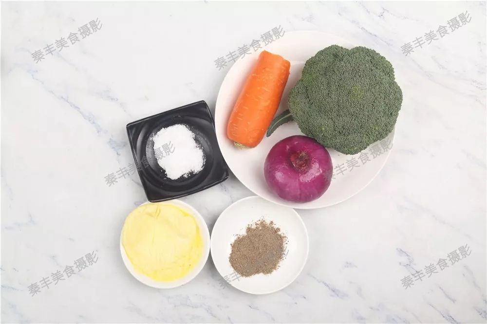 煲汤适量的洋葱,v洋葱加入清水,水中加一勺黑胡椒粉和盐,将胡萝卜,黄油枣糕用模式还是色拉油图片