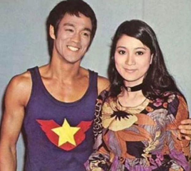 丁佩出生于医学世家,祖上三代都从医,而她的舅舅还是张学良,外公是