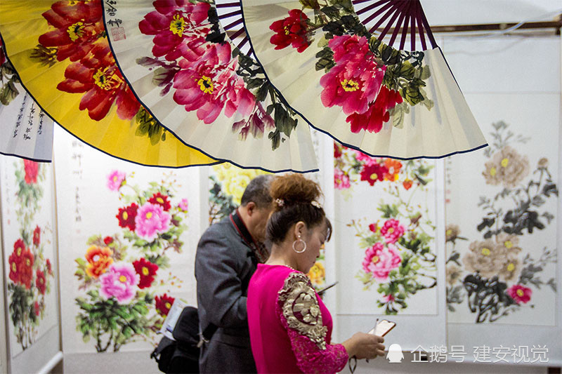 河南巩义:鲁庄镇南村画牡丹,妇女拿起画笔能挣钱