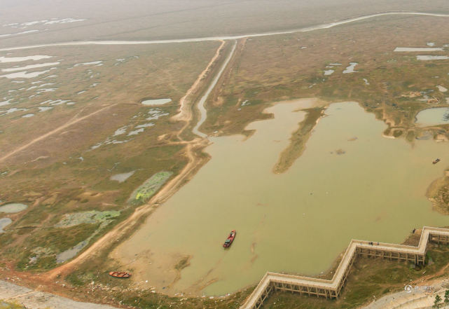 航拍鄱阳湖湖底露出水面 形成罕见"带状水系"