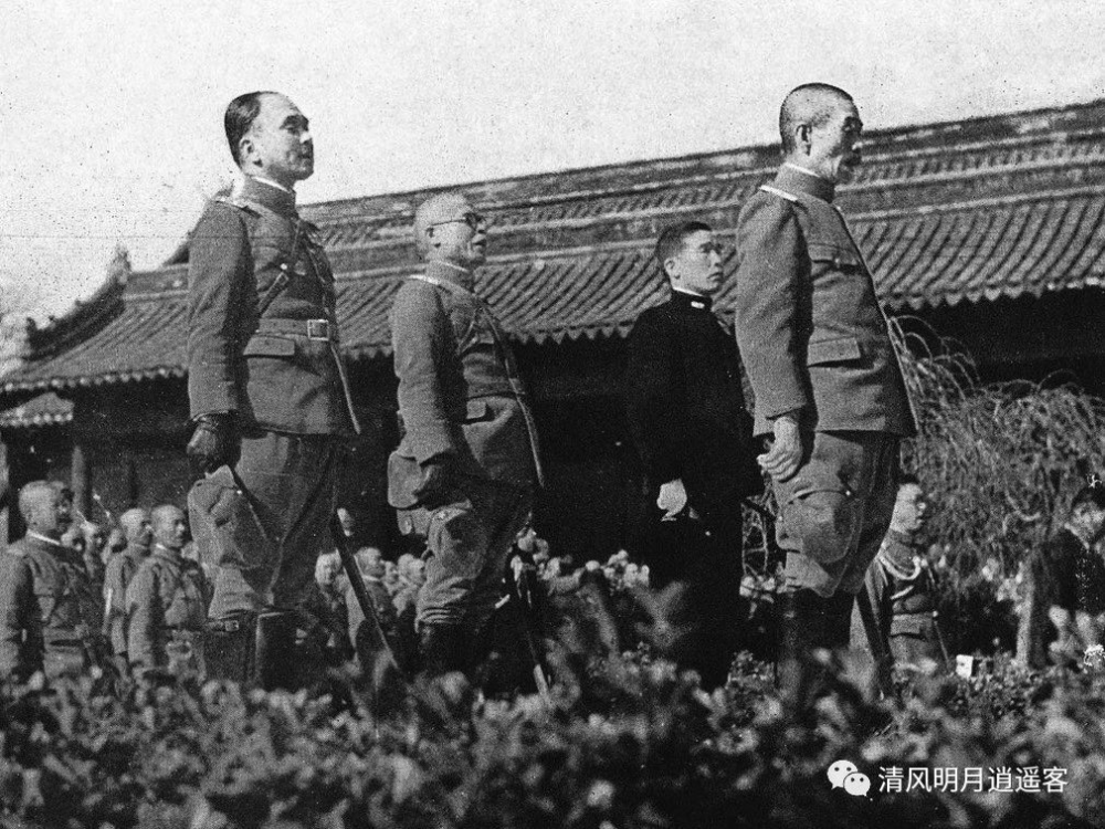 (1937年12月17日,日军南京入城式上的朝香宫鸠彦(右))