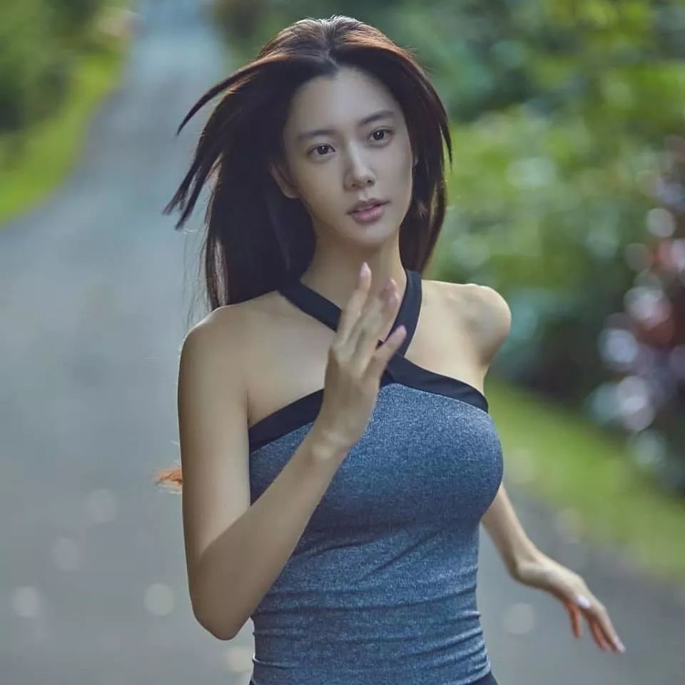 李成敏(clara lee,克拉拉), 出生于瑞士,英国籍亚裔女演员.