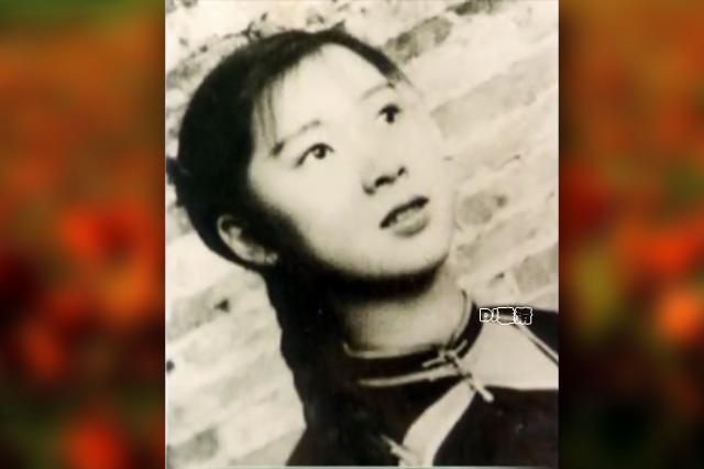 黄婉秋罕见童年老照片曝光,与丈夫先结婚后恋爱,今女儿也成"刘三姐"