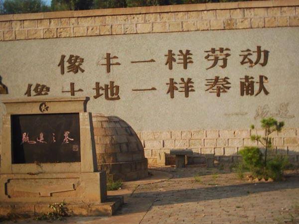 路遥像牛一样劳动,像土地一样奉献的一生