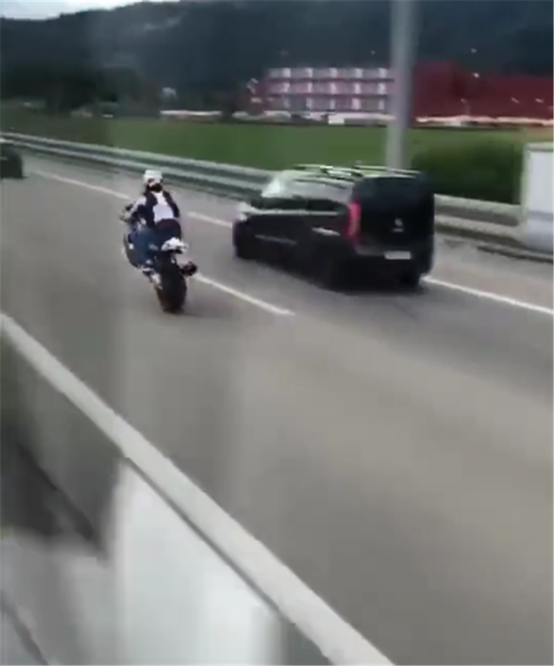 26万宝马s1000rr摩托车街头玩"翘头",2.6秒破百,操作