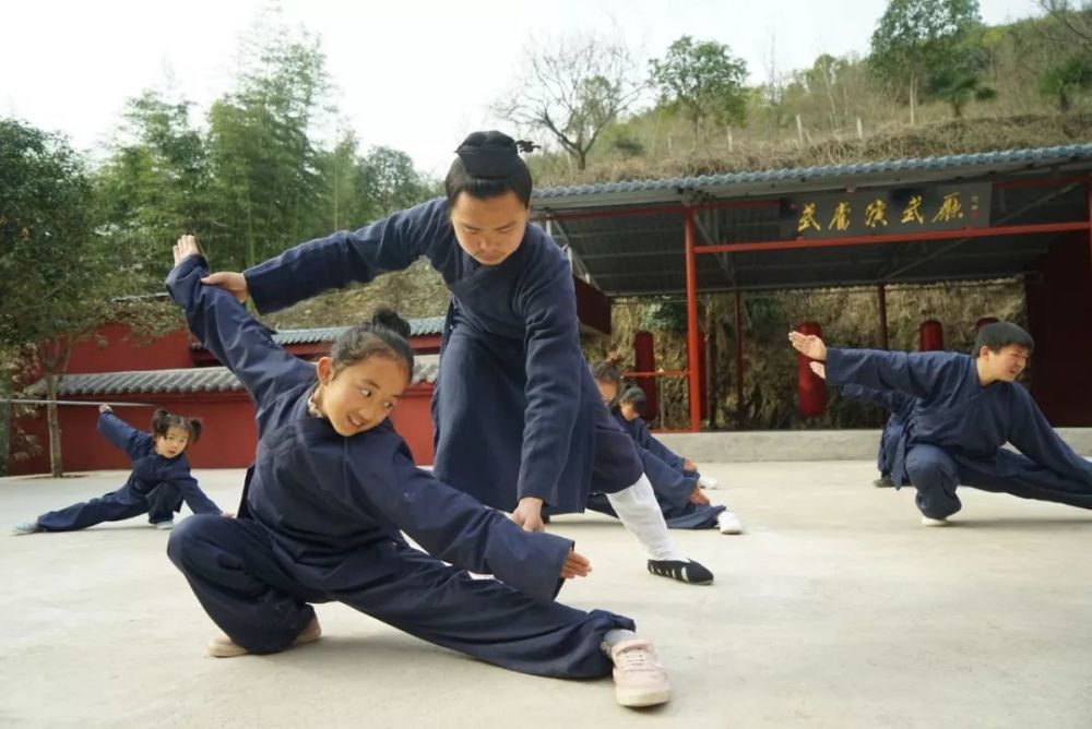传统武术"抱拳礼"的儒学内涵探析