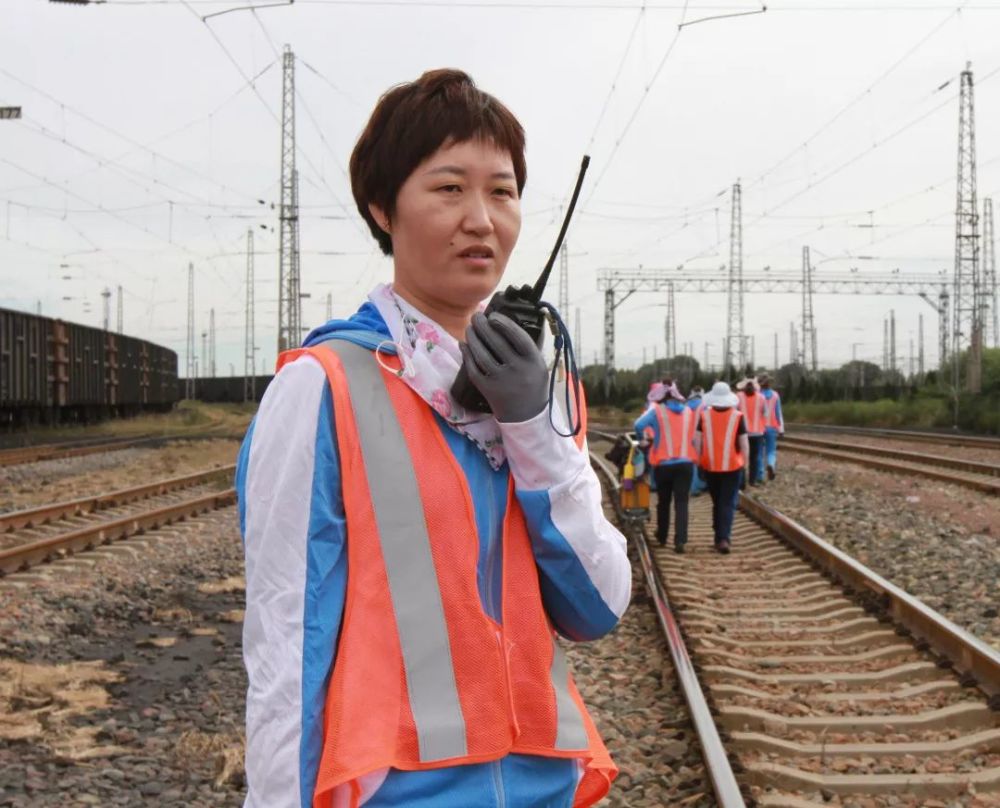 她先后获得火车头奖章,全国铁路巾帼标兵岗,全国铁路先进女职工等荣誉