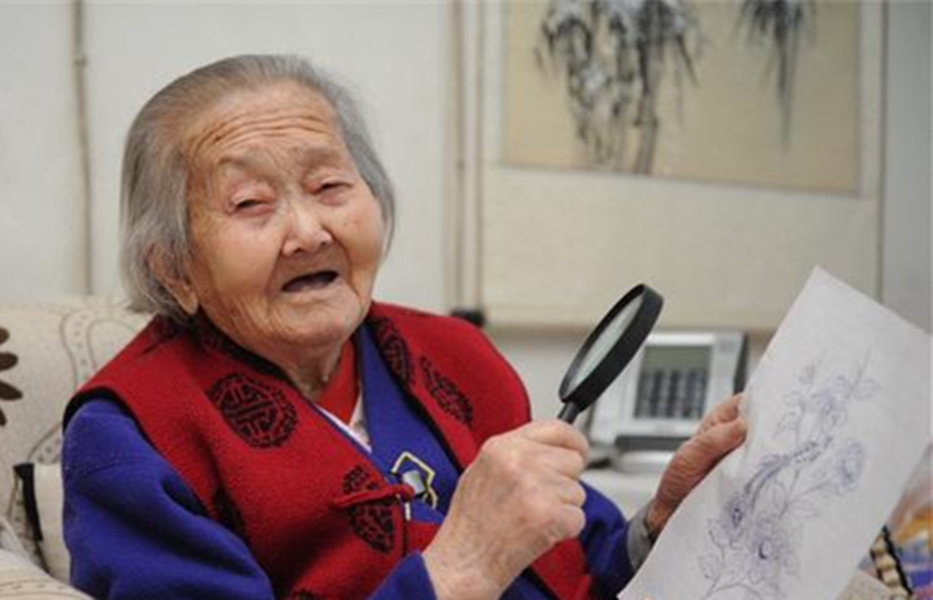 100岁老奶奶,近80岁才拿起画笔学画,"乐天知命"的典范