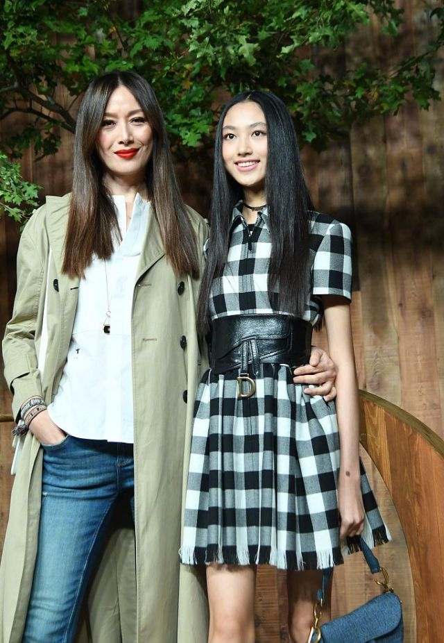 任达华妻子携女儿出席活动,14岁任晴佳身高一米七,身材最好星二代!