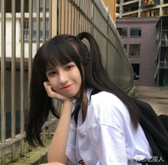 都习惯用手撑着脸部发呆,尤其是女孩子,不只是发呆的时候喜欢用手撑脸