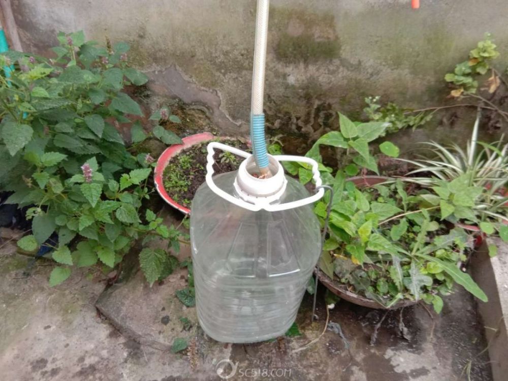 武都七旬大爷用废品自制热水器,一年四季洗上热水澡!