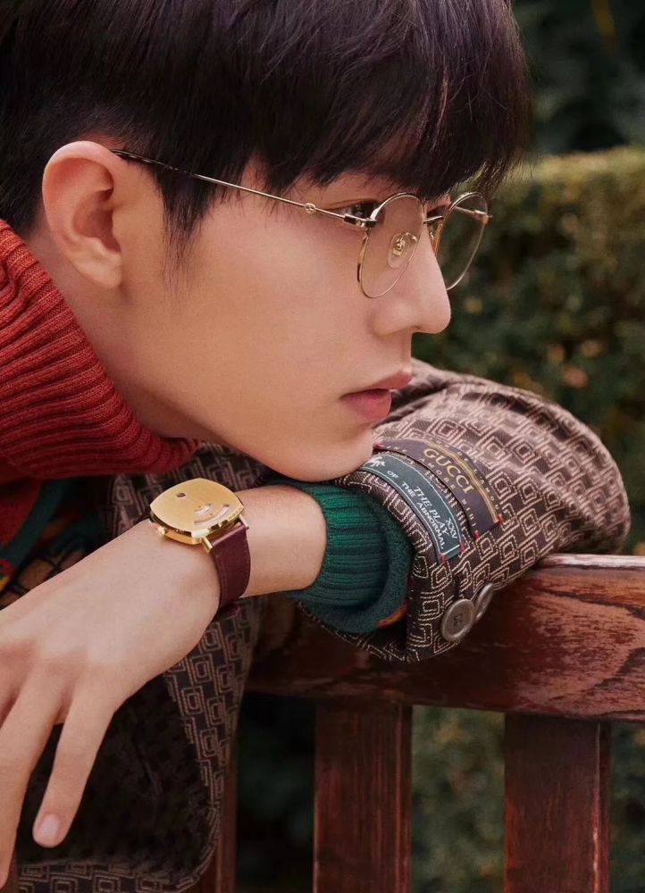肖战也是这一款的忠实拥趸,之前去米兰看 gucci 2020 春夏大秀,佩戴的