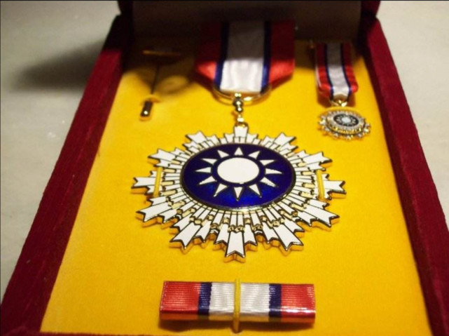 在蒋氏建立的勋章体系中,最高的是国光勋章.