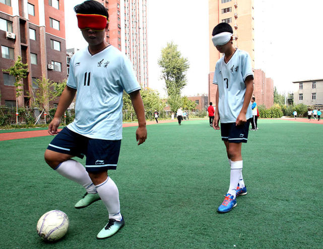 他们靠听声踢足球 盲人足球冲出亚洲走向世界