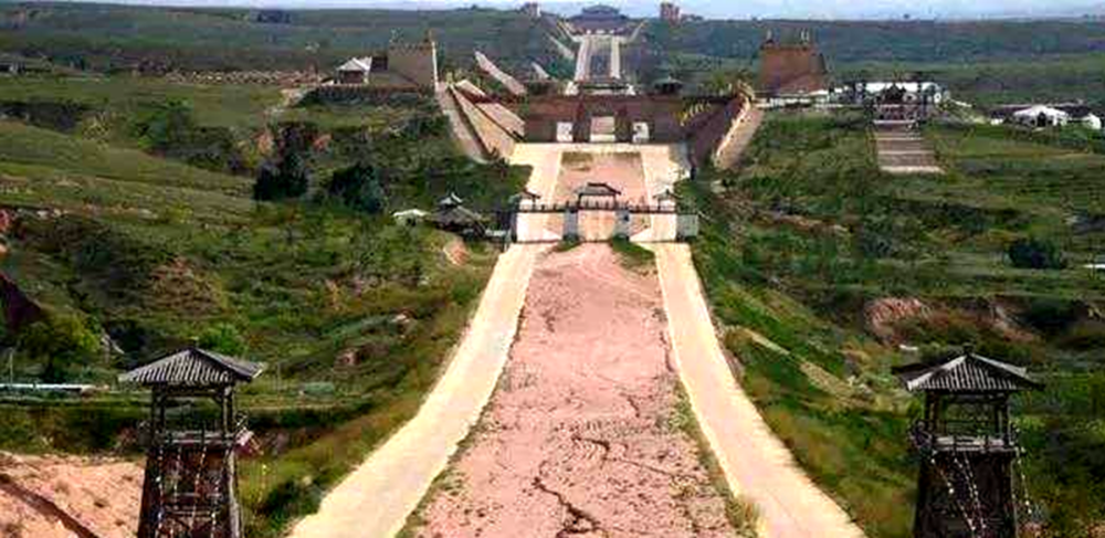 秦始皇2200年前修了一条路,至今不长杂草,学者:用的材料你想不到