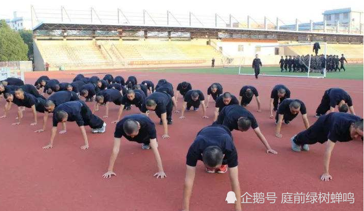 初中生做"俯卧撑"多少个才算及格?看到这数字,90%男生