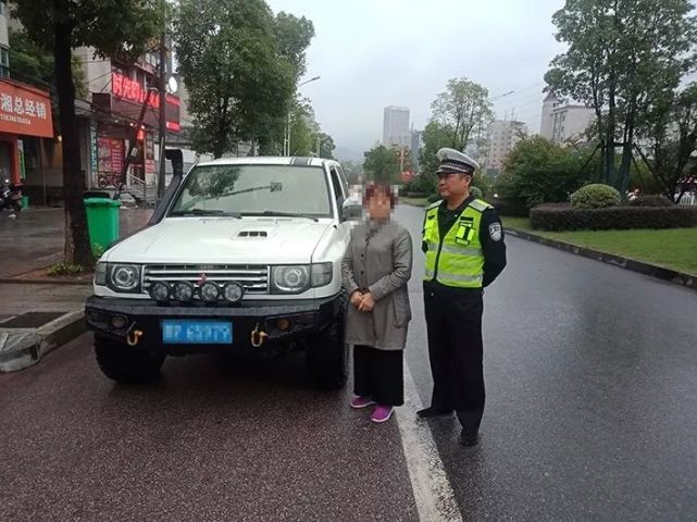 目前,周某因涉嫌无证驾驶,使用其他机动车号牌和驾驶拼装机动车上路