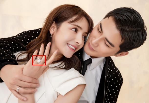 麦迪娜补拍婚纱照,姜潮单膝跪地求婚,"大钻戒"抢镜!