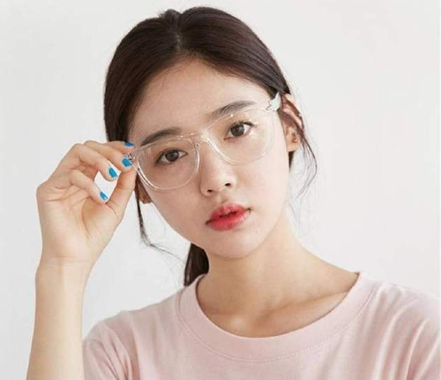 女孩子长期戴眼镜,颜值会有"3变化",90后可别后悔知道