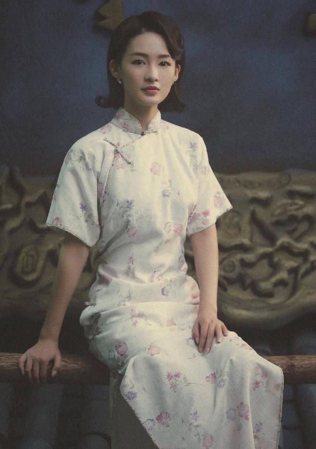 作为肖战曾经的"绯闻女友",李沁的民国旗袍造型也太美