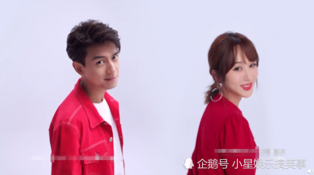 杨紫李现罕见同框,穿红色情侣装大秀恩爱,再现韩商言经典手势